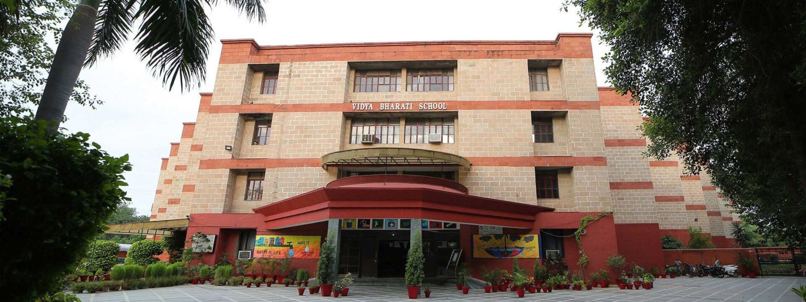 white and blue geometric modern school admission banner (18)